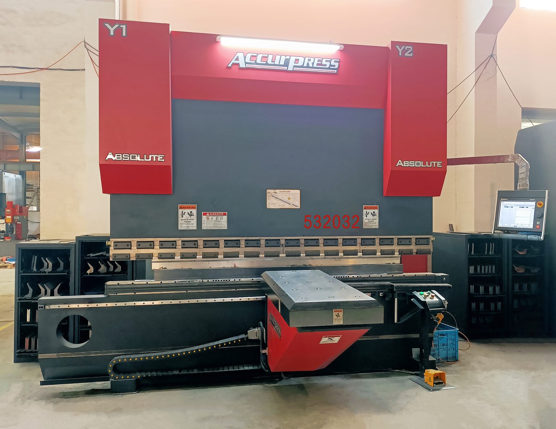 ACCURPRESS CNC press brake, folding to 4m at plus-minus 0.2 degrees